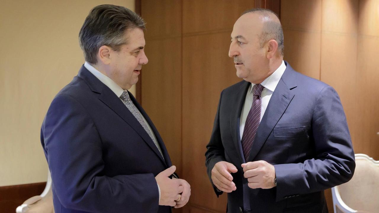 Bundesaußenminister Sigmar Gabriel (l) und sein türkischer Amtskollegen Mevlüt Cavusoglu stehen einander gegenüber und reden. Bundesaußenminister Sigmar Gabriel (l) und sein türkischer Amtskollegen Mevlüt Cavusoglu stehen einander gegenüber und reden.