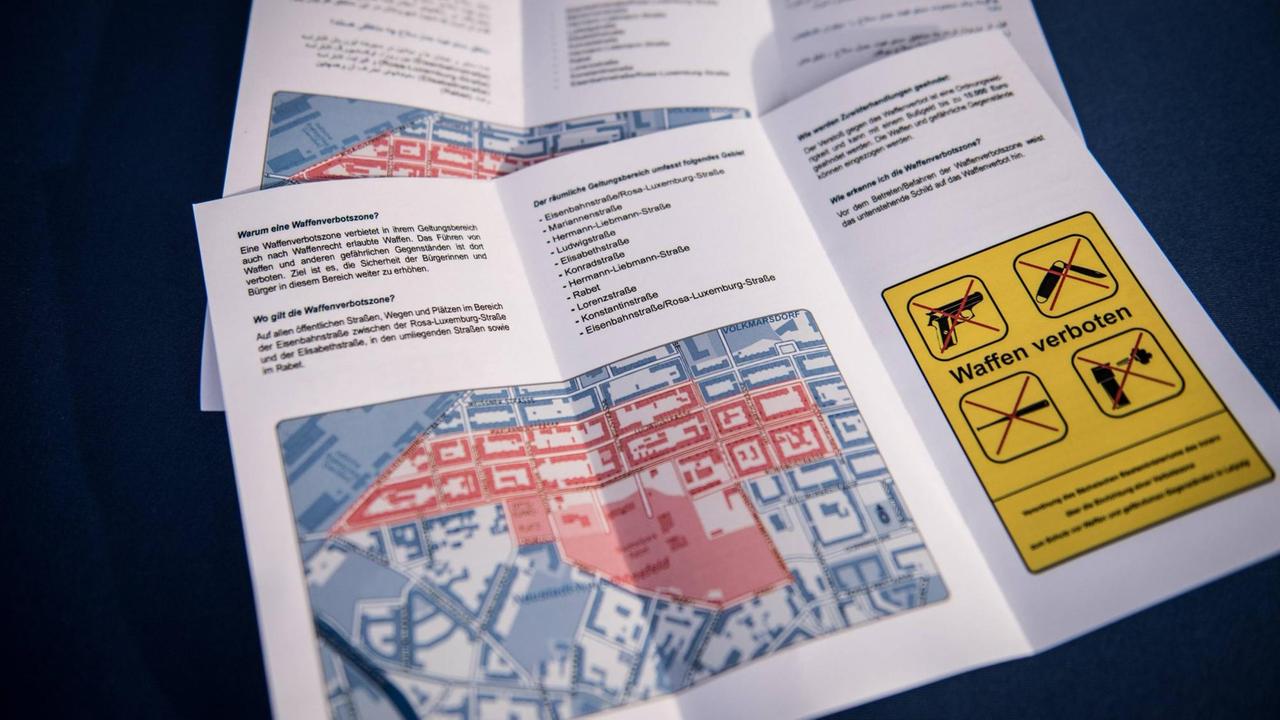 Informationsflyer mit der eingezeichneten Waffenverbotszone in Leipzig. Informationsflyer mit der eingezeichneten Waffenverbotszone in Leipzig.