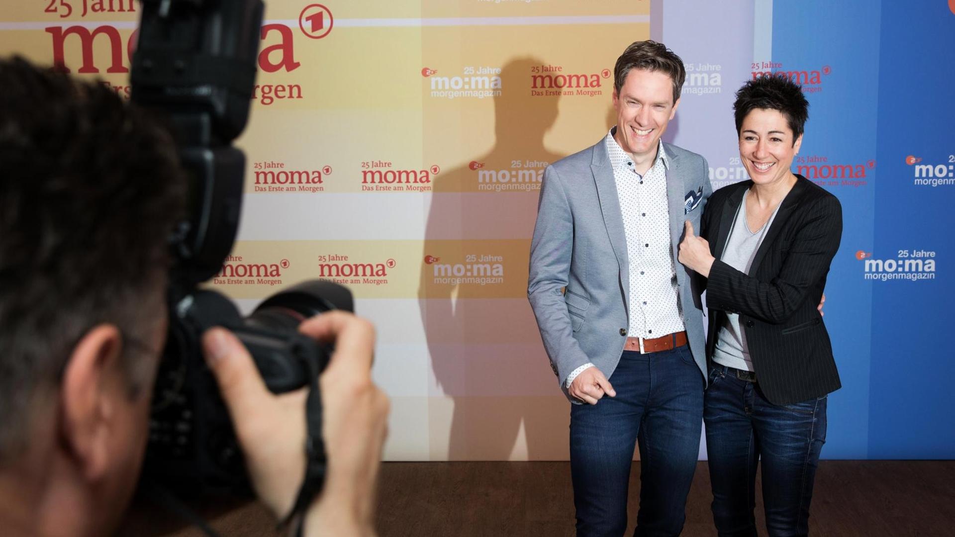 Der Morgenmagazin-Moderatoren Sven Lorig (ARD) und Dunja Hayali (ZDF) am 06.06.2017 in Berlin. Die Morgenmagazine von ARD und ZDF feiern 25. Geburtstag. Foto: Jörg Carstensen/dpa | Verwendung weltweit Der Morgenmagazin-Moderatoren Sven Lorig (ARD) und Dunja Hayali (ZDF) am 06.06.2017 in Berlin. Die Morgenmagazine von ARD und ZDF feiern 25. Geburtstag. Foto: Jörg Carstensen/dpa | Verwendung weltweit