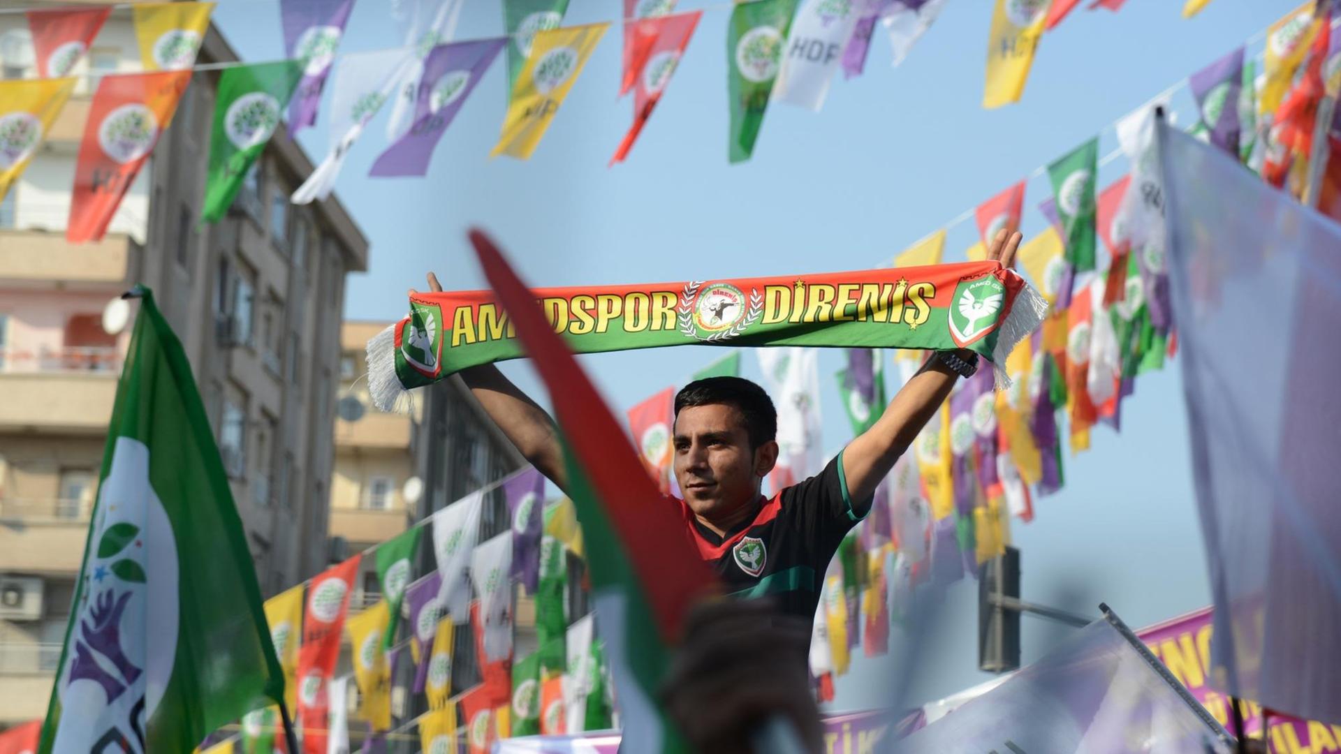 Fan des kurdischen Fußballvereins Amed SK (Amedspor) aus Diyarbakır Fan des kurdischen Fußballvereins Amed SK (Amedspor) aus Diyarbakır