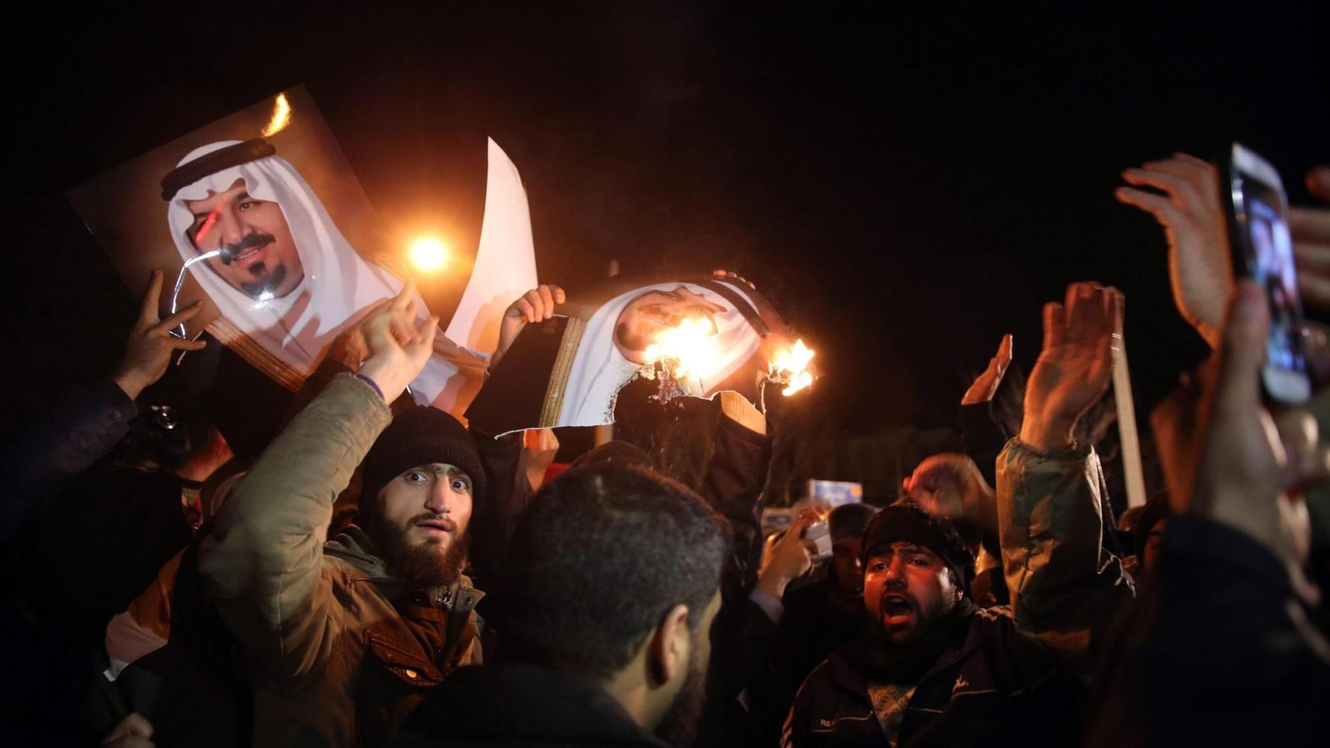 Iranische Demonstranten verbrennen Fotos der königlichen Familie Saudi-Arabiens vor derern Botschaft in Teheran, Iran, nachdem zuvor unter anderem ein schiitischer Geistlicher dort hingerichtet worden war. Iranische Demonstranten verbrennen Fotos der königlichen Familie Saudi-Arabiens vor derern Botschaft in Teheran, Iran, nachdem zuvor unter anderem ein schiitischer Geistlicher dort hingerichtet worden war.