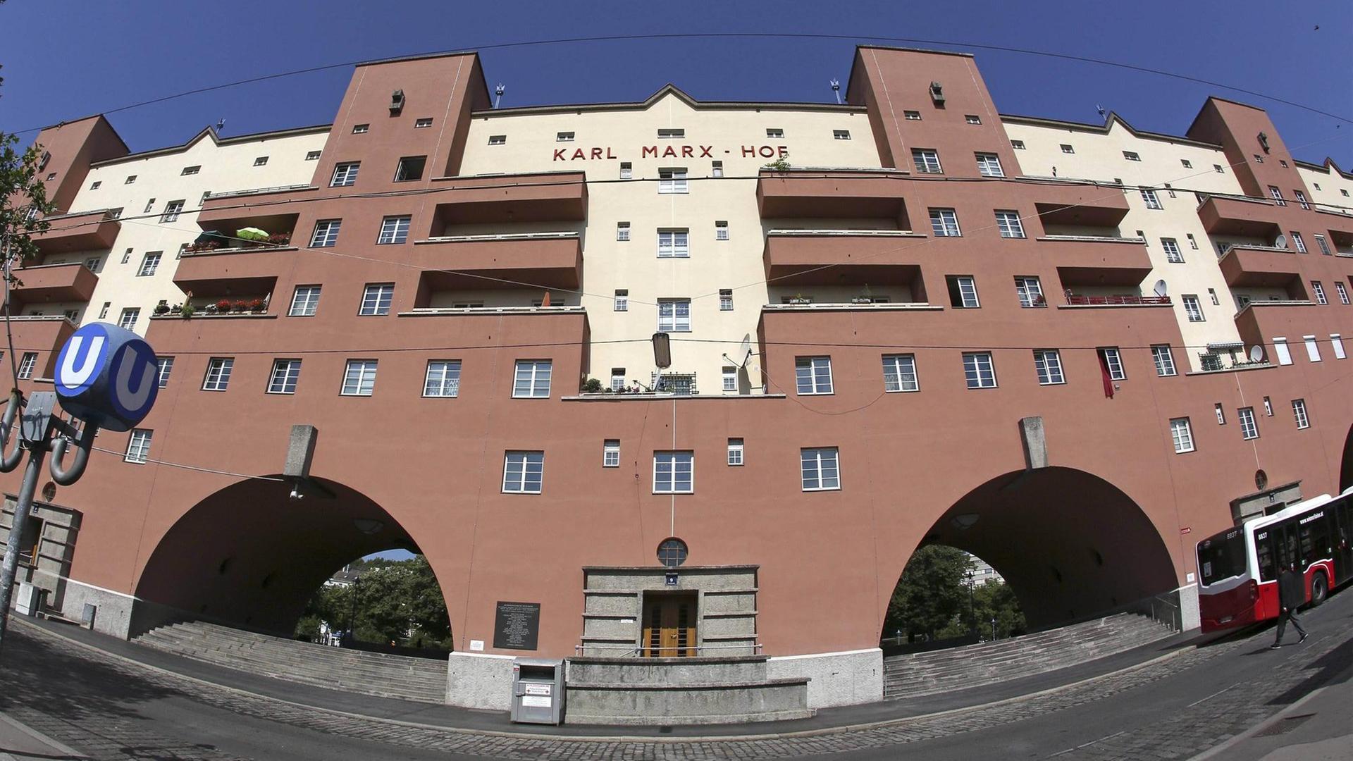 Der Karl Marx Hof, ein Gemeindebau in Wien Der Karl Marx Hof, ein Gemeindebau in Wien