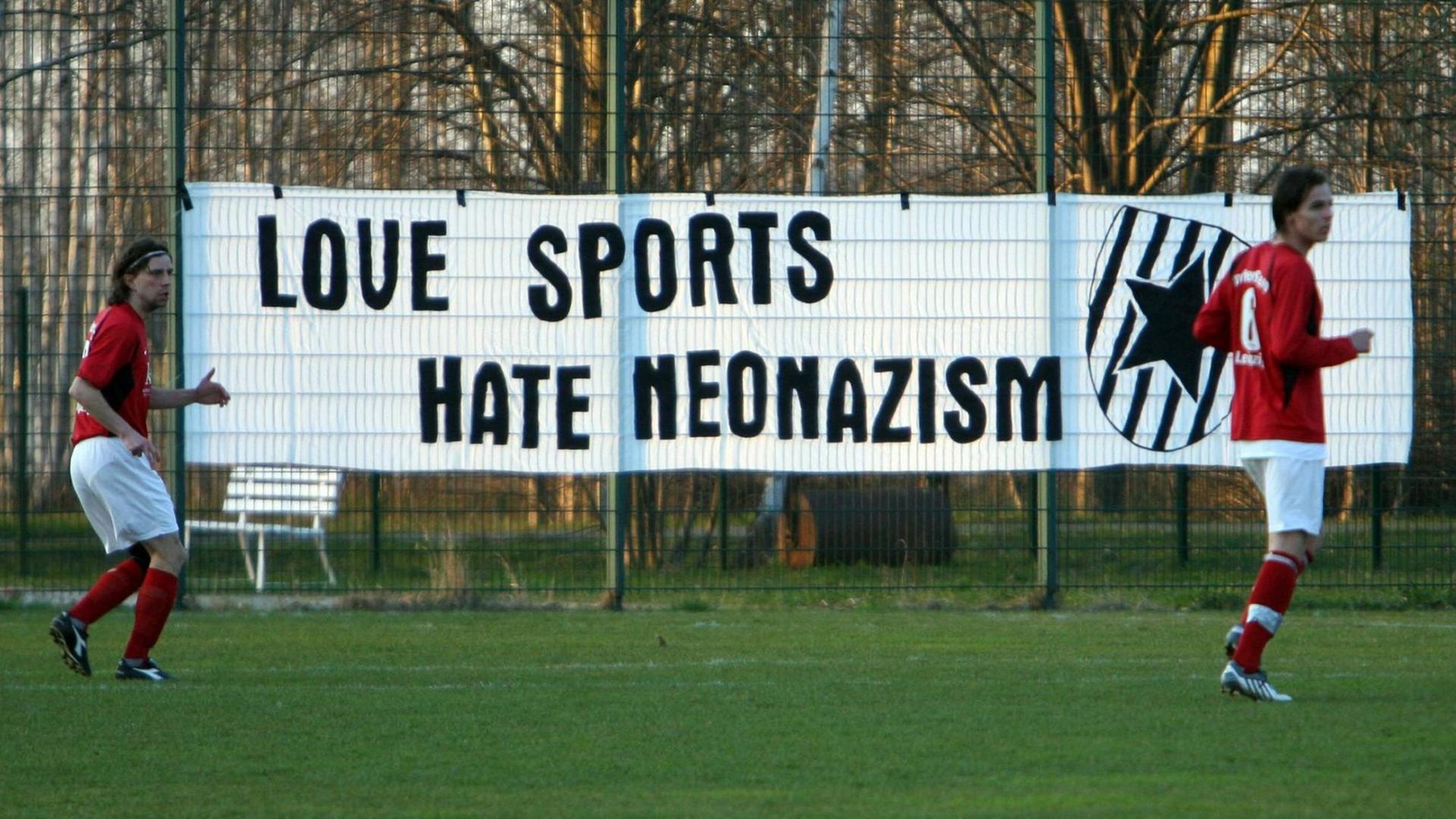 Transparent von Roter-Stern-Leipzig-Fans: Love Sports, Hate Neonazism Transparent von Roter-Stern-Leipzig-Fans: Love Sports, Hate Neonazism