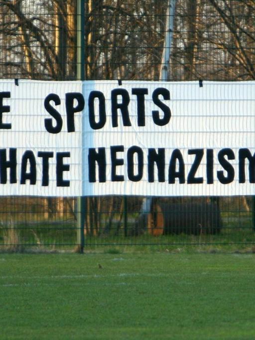 Transparent von Roter-Stern-Leipzig-Fans: Love Sports, Hate Neonazism