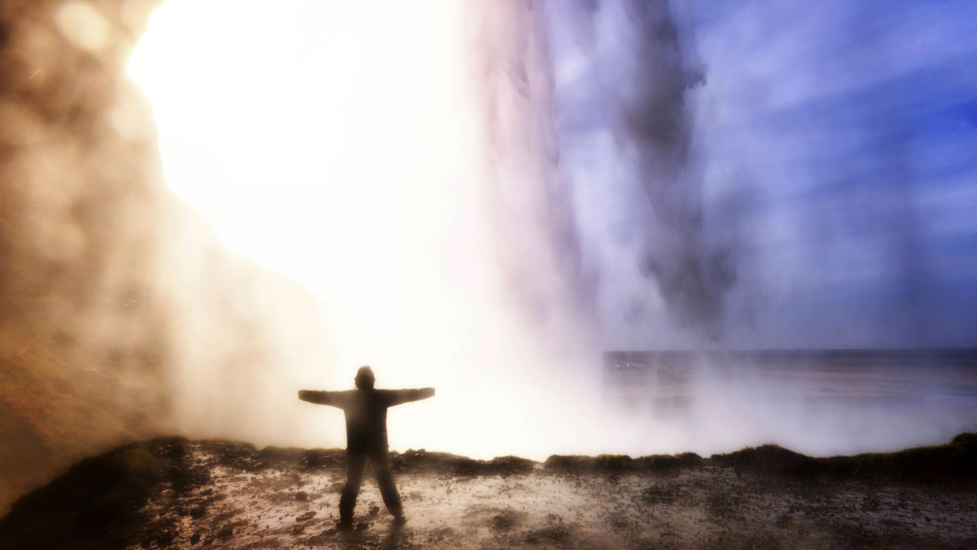 Mann an einem Wasserfall Mann an einem Wasserfall