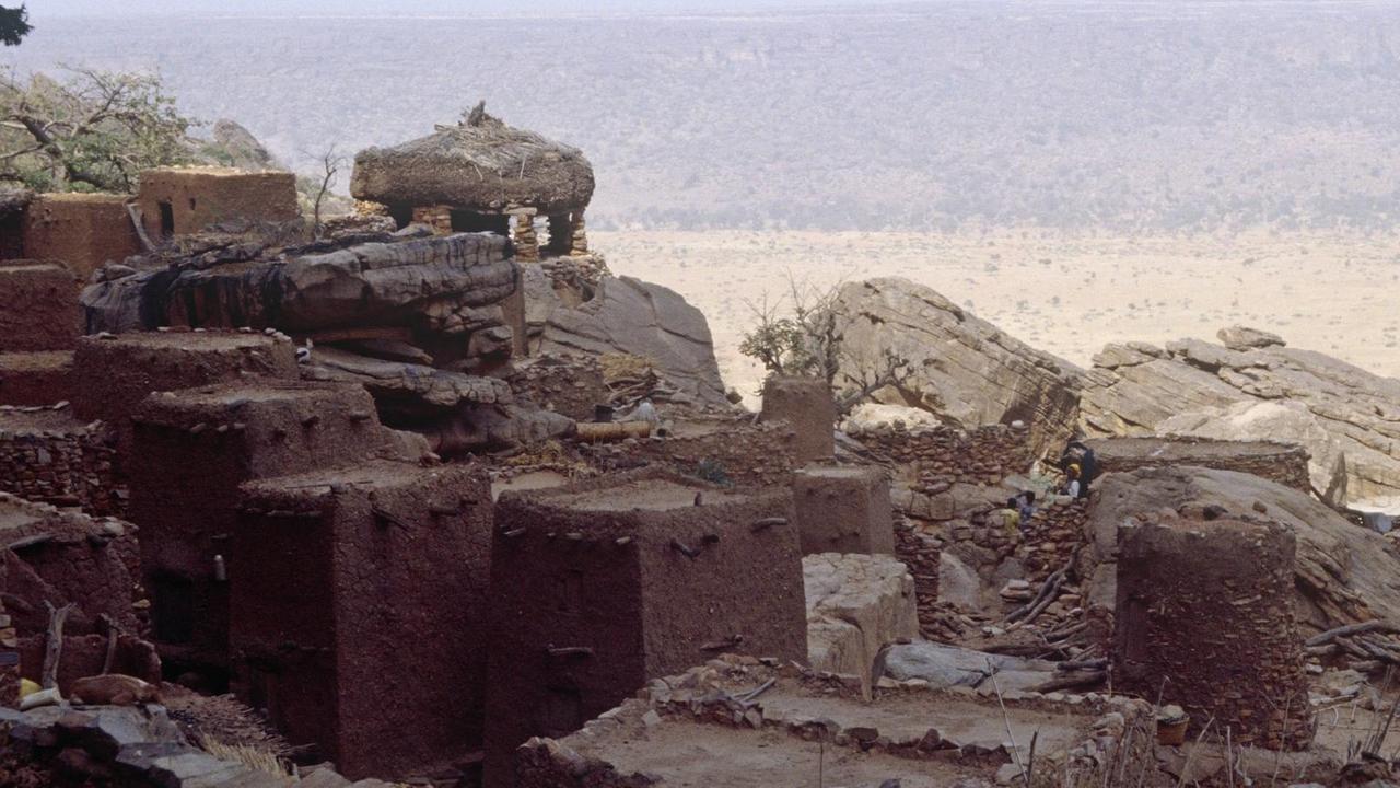 Dogon village overlooking dry plains. Mali, 2005-2006. PUBLICATIONxINxGERxSUIxAUTxONLY 1484975 StevexO.xTaylorx(GHF)
Dogon Village overlooking Dry Plains Mali 2005 2006 PUBLICATIONxINxGERxSUIxAUTxONLY 1484975 StevexO xTaylorx GHF Dogon village overlooking dry plains. Mali, 2005-2006. PUBLICATIONxINxGERxSUIxAUTxONLY 1484975 StevexO.xTaylorx(GHF)
Dogon Village overlooking Dry Plains Mali 2005 2006 PUBLICATIONxINxGERxSUIxAUTxONLY 1484975 StevexO xTaylorx GHF