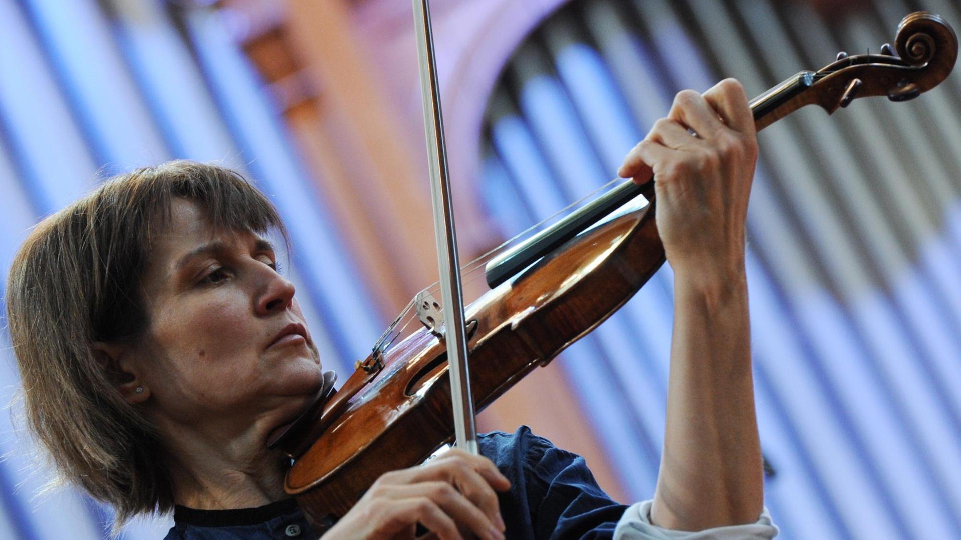 Viktoria Mullova 2012 spielt während einer Probe mit dem Russischen National Orchester auf ihrer Geige. Viktoria Mullova 2012 spielt während einer Probe mit dem Russischen National Orchester auf ihrer Geige.