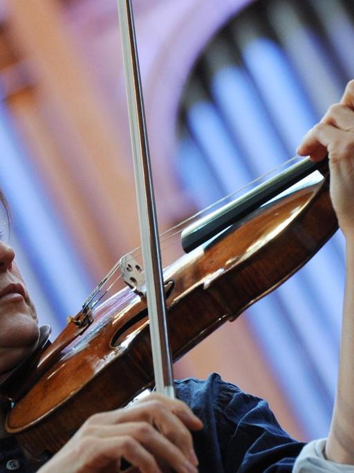 Viktoria Mullova 2012 spielt während einer Probe mit dem Russischen National Orchester auf ihrer Geige.