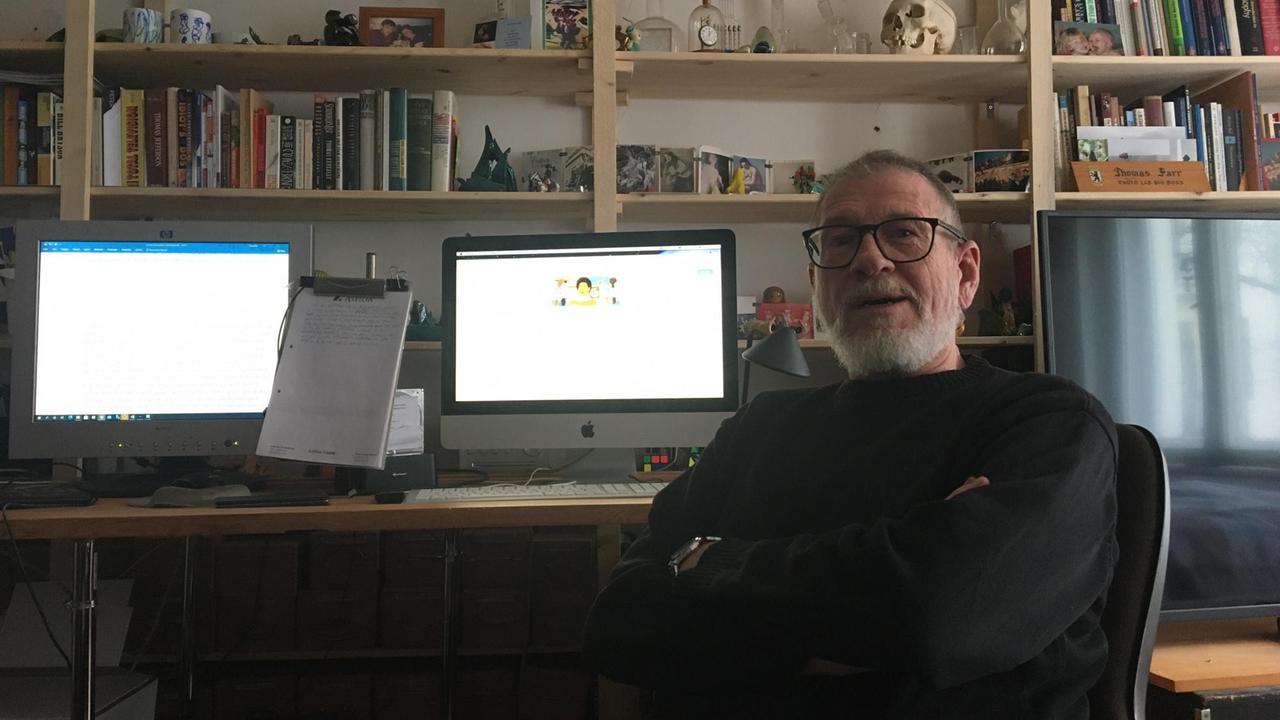 Thomas Farr in seinem Zimmer vor seinem Rechner. Thomas Farr in seinem Zimmer vor seinem Rechner.