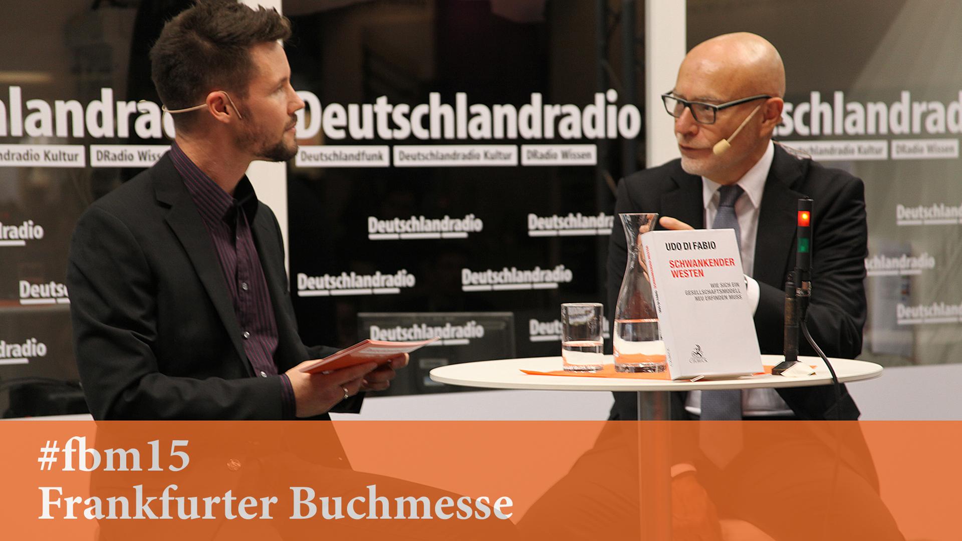 Moderator Christian Rabhansl im Gespräch mit dem früheren Verfassungsrichter Udo Di Fabio (von links). Moderator Christian Rabhansl im Gespräch mit dem früheren Verfassungsrichter Udo Di Fabio (von links).