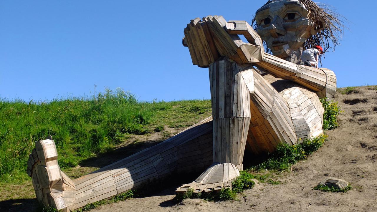 Holzskulptur "Bakke Top Trine" des Künstlers Thomas Dambo nahe Kopenhagen Holzskulptur "Bakke Top Trine" des Künstlers Thomas Dambo nahe Kopenhagen