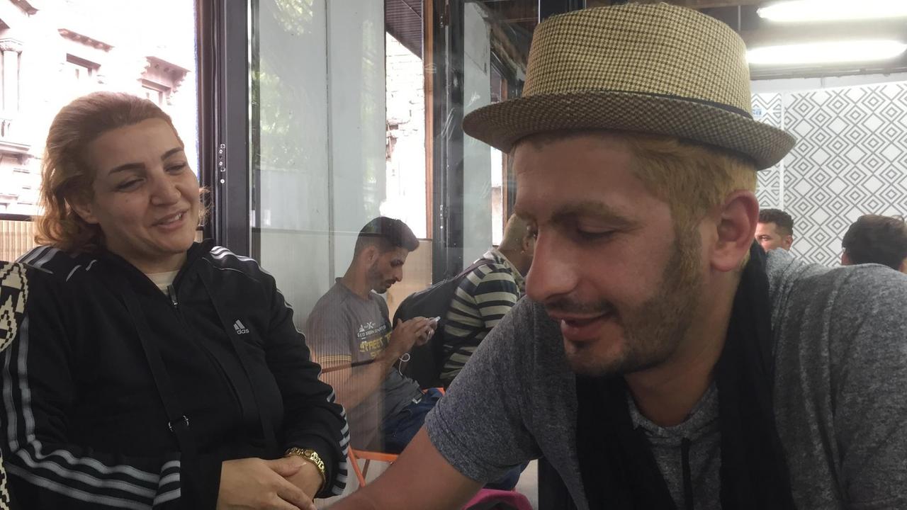 Ebrahim Bagherikaj und seine Cousine Zarah Mohammadirad aus dem Iran sitzen im Erstaufnahmezentrum in Belgrad. Ebrahim Bagherikaj und seine Cousine Zarah Mohammadirad aus dem Iran sitzen im Erstaufnahmezentrum in Belgrad.