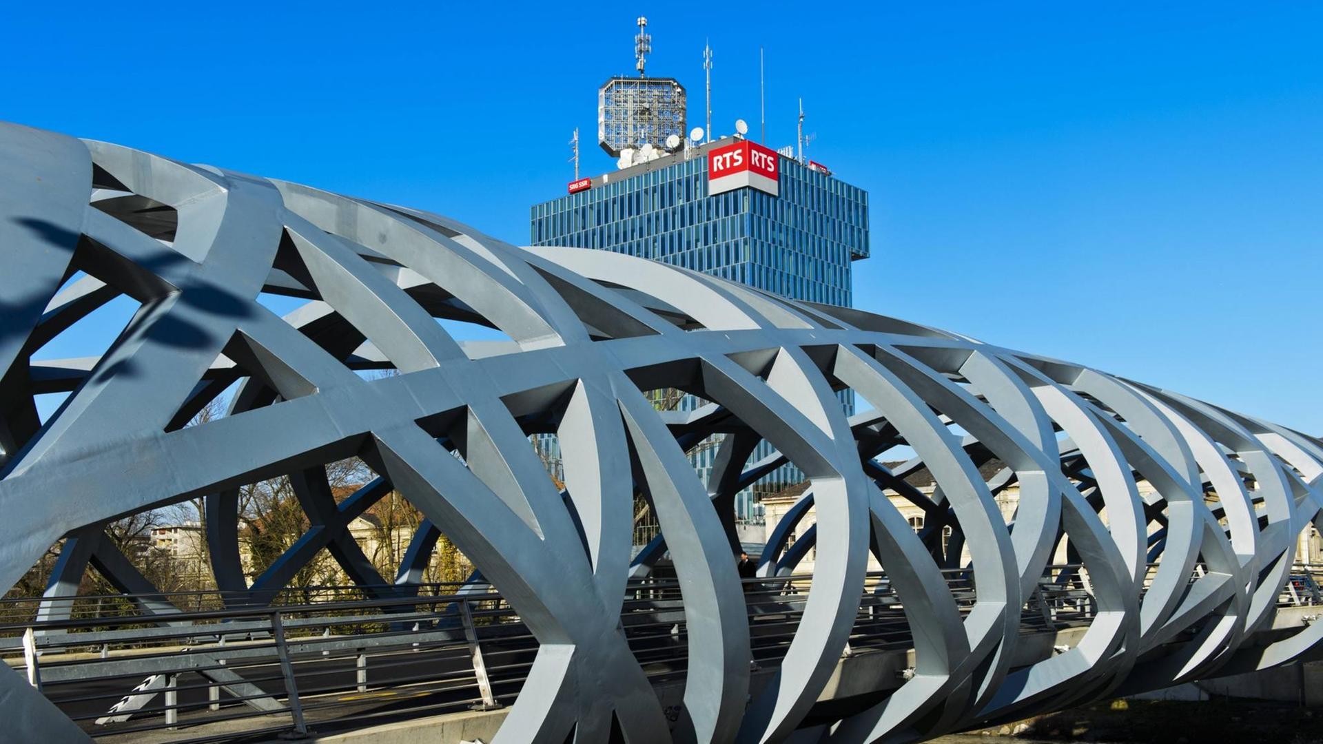 Hans-Wilsdorf-Brücke, dahinter Sitz des französischsprachigen Radio- und Fernsehsenders Radio Television Suisse, RTS, Genf, Schweiz Hans-Wilsdorf-Brücke, dahinter Sitz des französischsprachigen Radio- und Fernsehsenders Radio Television Suisse, RTS, Genf, Schweiz