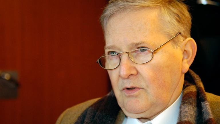 Manfred Rexin spricht vor einem Radiomikrofon über "Regime unterm Hakenkreuz", die 25-teilige Radiodokumentation zur NS-Geschichte Manfred Rexin spricht vor einem Radiomikrofon über "Regime unterm Hakenkreuz", die 25-teilige Radiodokumentation zur NS-Geschichte