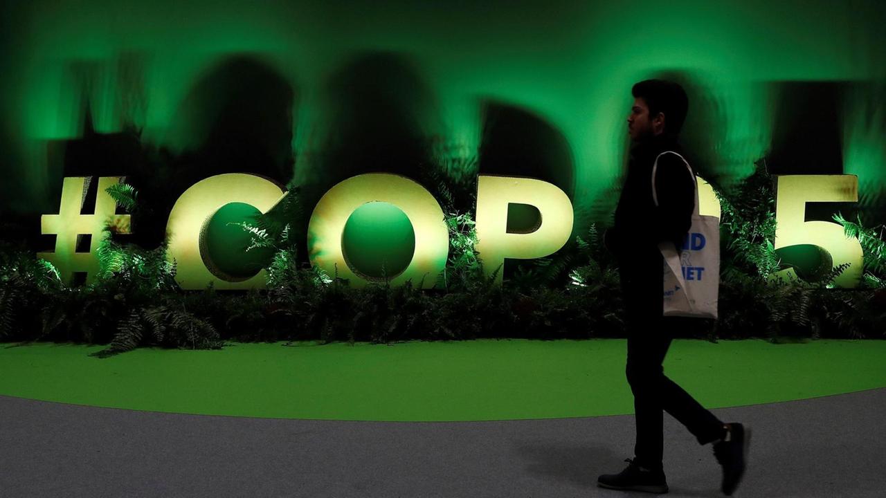 Ein Besucher auf der Klimakonferenz 2019 in Madrid. Ein Besucher auf der Klimakonferenz 2019 in Madrid.