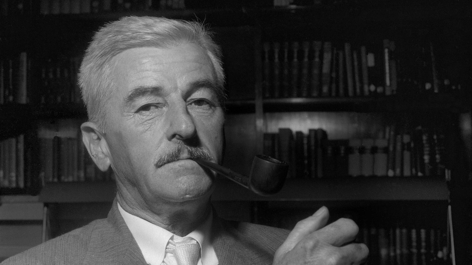 Ein Porträt des amerikanischen Schriftstellers und Literaturnobelpreisträgers (1949) William Faulkner (1897-1962). Ein Porträt des amerikanischen Schriftstellers und Literaturnobelpreisträgers (1949) William Faulkner (1897-1962).