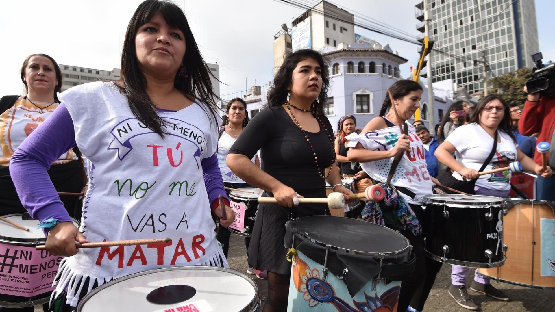 Teilnehmerinnen eines Protestmarsches gegen Gewalt gegen Frauen laufen trommelnd durch Perus Hauptstadt Lima. Teilnehmerinnen eines Protestmarsches gegen Gewalt gegen Frauen laufen trommelnd durch Perus Hauptstadt Lima.