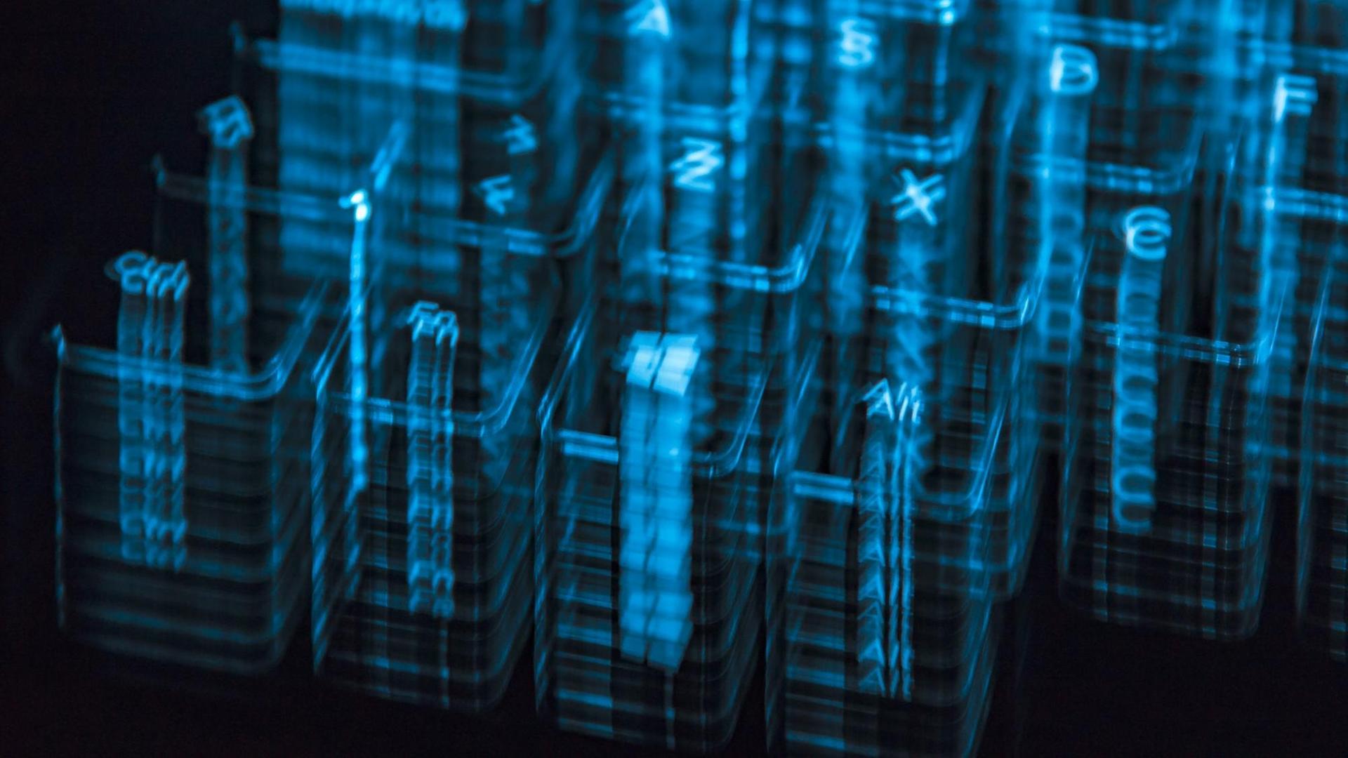 Bewegungsunscharfe Nahaufnahme einer leuchtenden Computertastatur. Bewegungsunscharfe Nahaufnahme einer leuchtenden Computertastatur.