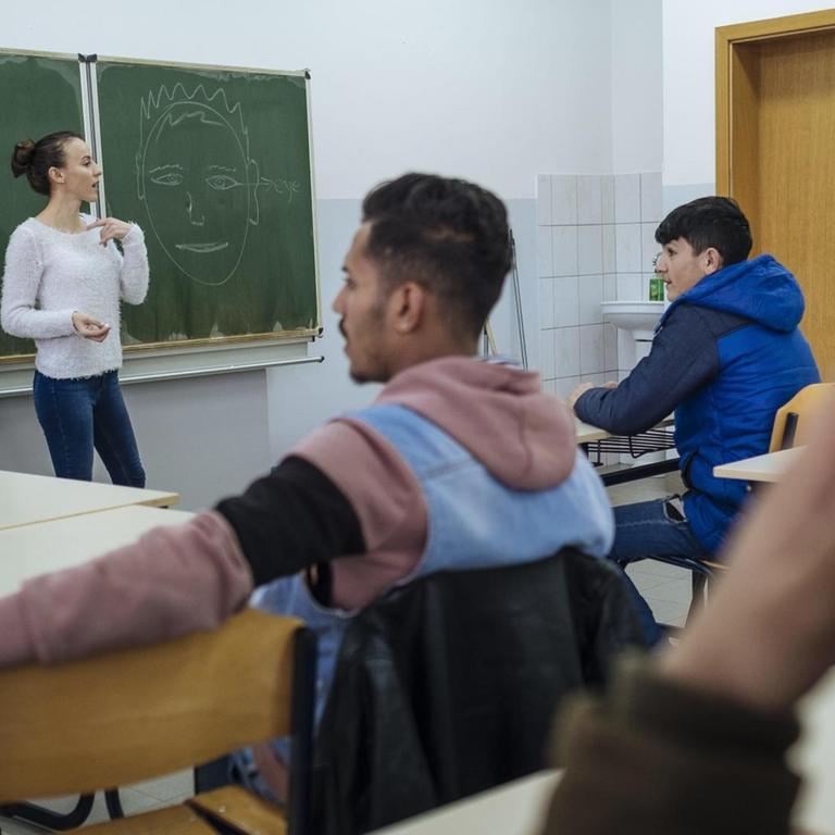 Ein kosovo-albanischer Freiwilliger unterrichtet in einer Jesuitenschule in Prizren im Süden des Kosovo Aschali und Roma-Studenten