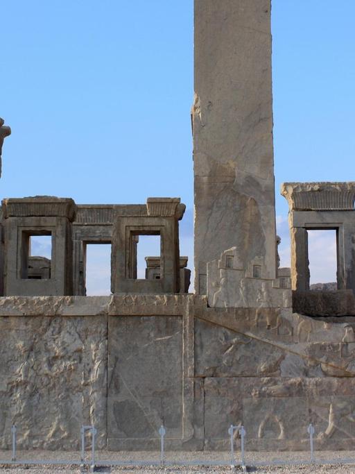 Das Bild zeigt die Ruinen der altpersischen Stadt Persepolis.