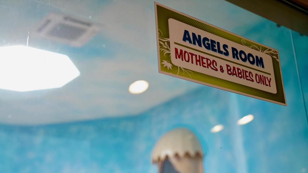 Ein Schild an einer Glastür in der Kirche vor Doha weist auf einen "Angels Room", einen Raum der Engel hin. Nur Frauen und ihren Kindern sei der Zutritt gestattet. Ein Schild an einer Glastür in der Kirche vor Doha weist auf einen "Angels Room", einen Raum der Engel hin. Nur Frauen und ihren Kindern sei der Zutritt gestattet.
