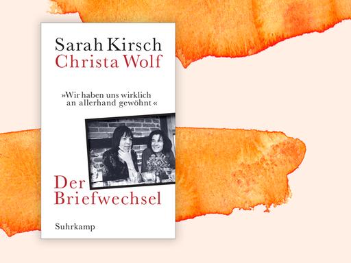 Auf dem Cover ist ein Foto auf hellem Hintergrund zu sehen. Darauf Sarah Kirsch und Christa Wolf, die vor einer Wand in Fachwerkoptik sitzen.