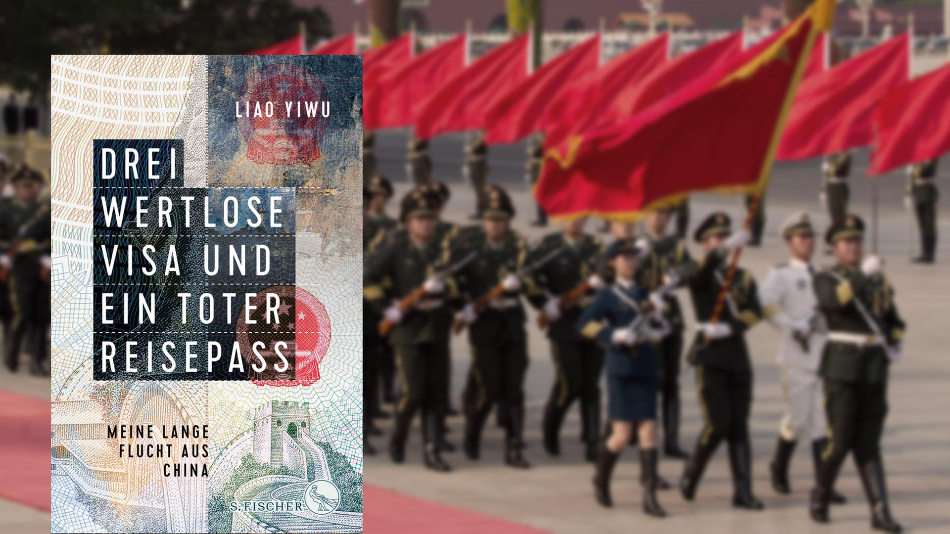 Buchcover "Drei wertlose Visa und ein toter Reisepass" von Liao Yiwu, im Hintergrund eine militärische Zeremonie auf dem Tiananmen in Peking Buchcover "Drei wertlose Visa und ein toter Reisepass" von Liao Yiwu, im Hintergrund eine militärische Zeremonie auf dem Tiananmen in Peking