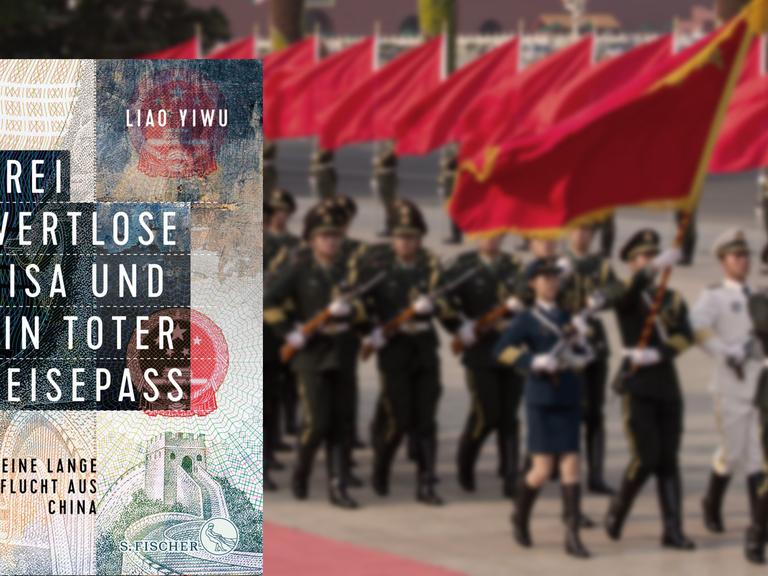 Buchcover "Drei wertlose Visa und ein toter Reisepass" von Liao Yiwu, im Hintergrund eine militärische Zeremonie auf dem Tiananmen in Peking