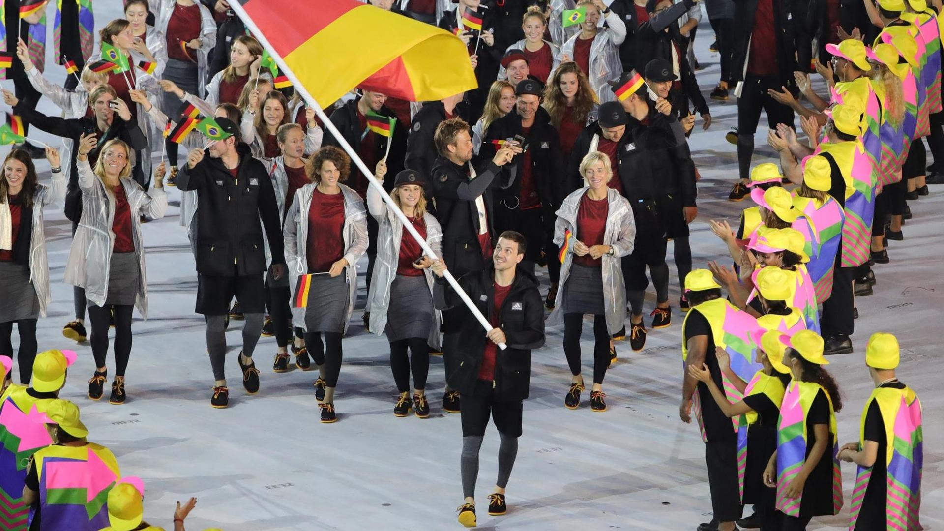 Einmarsch der deutschen Mannschaft - in Sioux-Schuhen Einmarsch der deutschen Mannschaft - in Sioux-Schuhen