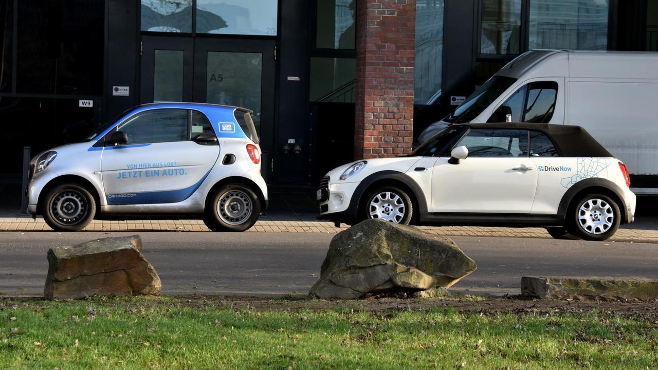 Fahrzeuge der Car Sharing Unternehmen Car2Go und DriveNow stehen auf einem Parkplatz in Köln. Fahrzeuge der Car Sharing Unternehmen Car2Go und DriveNow stehen auf einem Parkplatz in Köln.