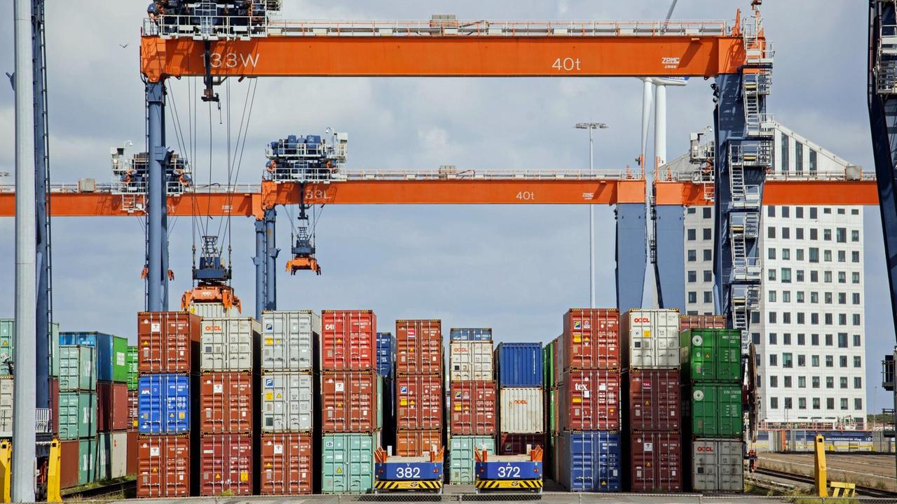Der Container-Terminal des Rotterdamer Hafens Der Container-Terminal des Rotterdamer Hafens