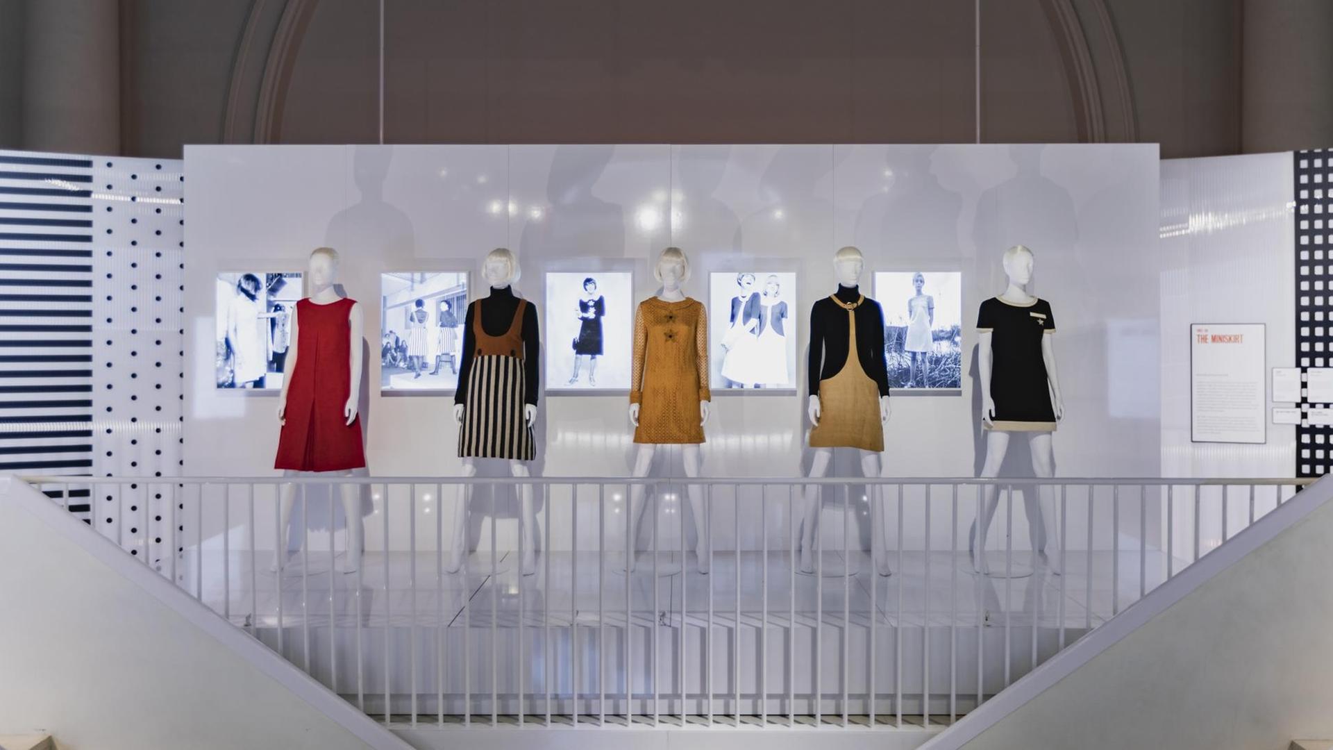 Exponate in der Ausstellung "Mary Quant" im Victoria & Albert Museum in London. Exponate in der Ausstellung "Mary Quant" im Victoria & Albert Museum in London.