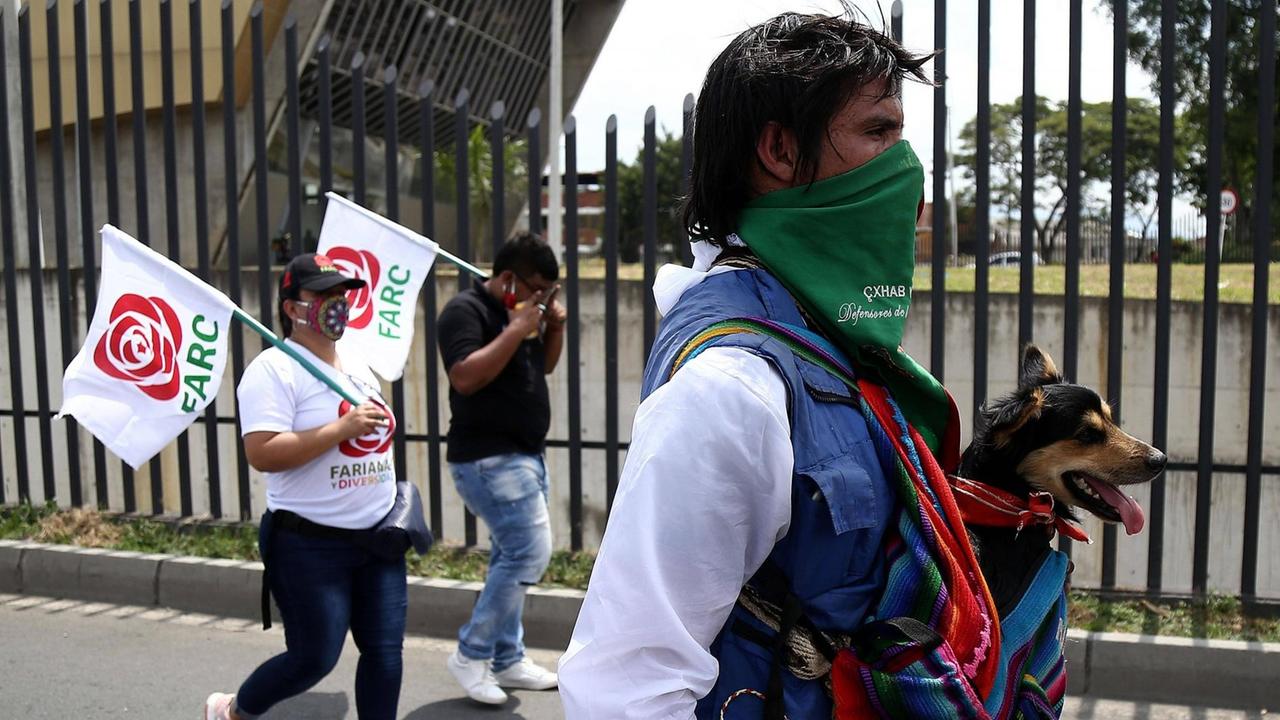 Am 30. Juni 2020 demonstrieren Aktivisten in Cali, um auf Menschenrechtsverletzungen in ihrem Land hinzuweisen. Sie verurteilten auch die Morde an zahlreichen Friedensaktivisten und ehemaligen Guerilleros. Am 30. Juni 2020 demonstrieren Aktivisten in Cali, um auf Menschenrechtsverletzungen in ihrem Land hinzuweisen. Sie verurteilten auch die Morde an zahlreichen Friedensaktivisten und ehemaligen Guerilleros.