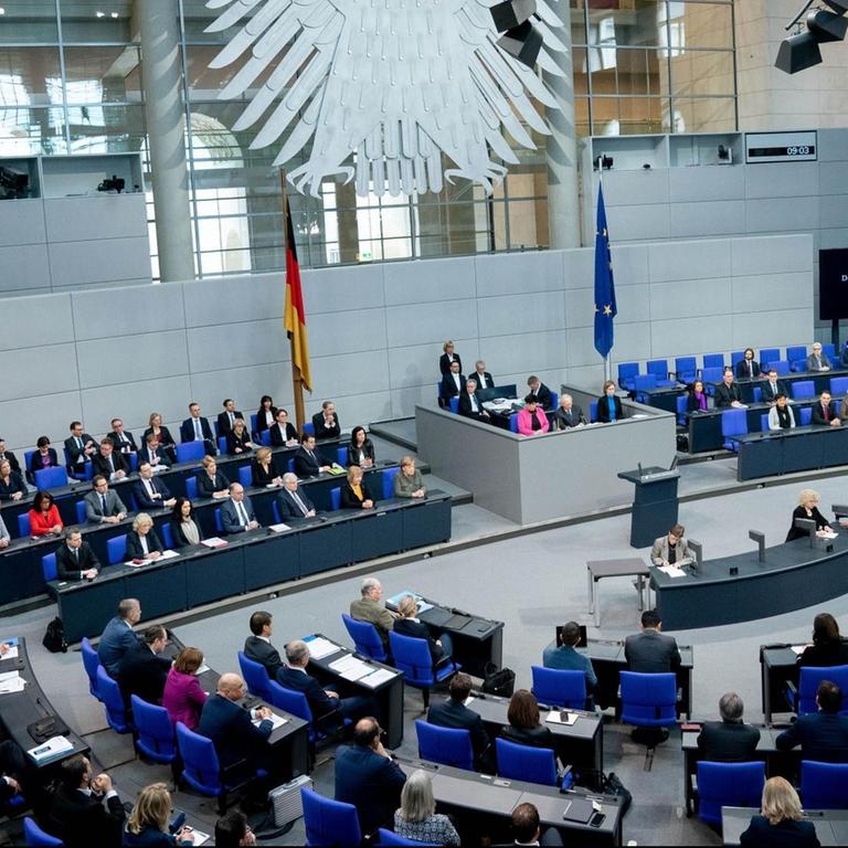 Der Bundestag hat über die rassistischen Morde von Hanau debattiert. Blick ins Plenum.