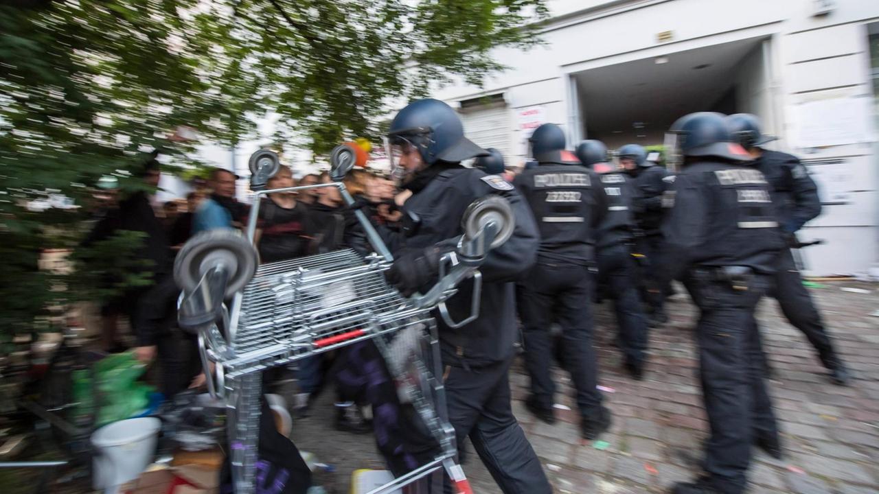 Die Polizei räumt ein besetztes Haus. Dramatische Szenerie. Die Polizei räumt ein besetztes Haus. Dramatische Szenerie.