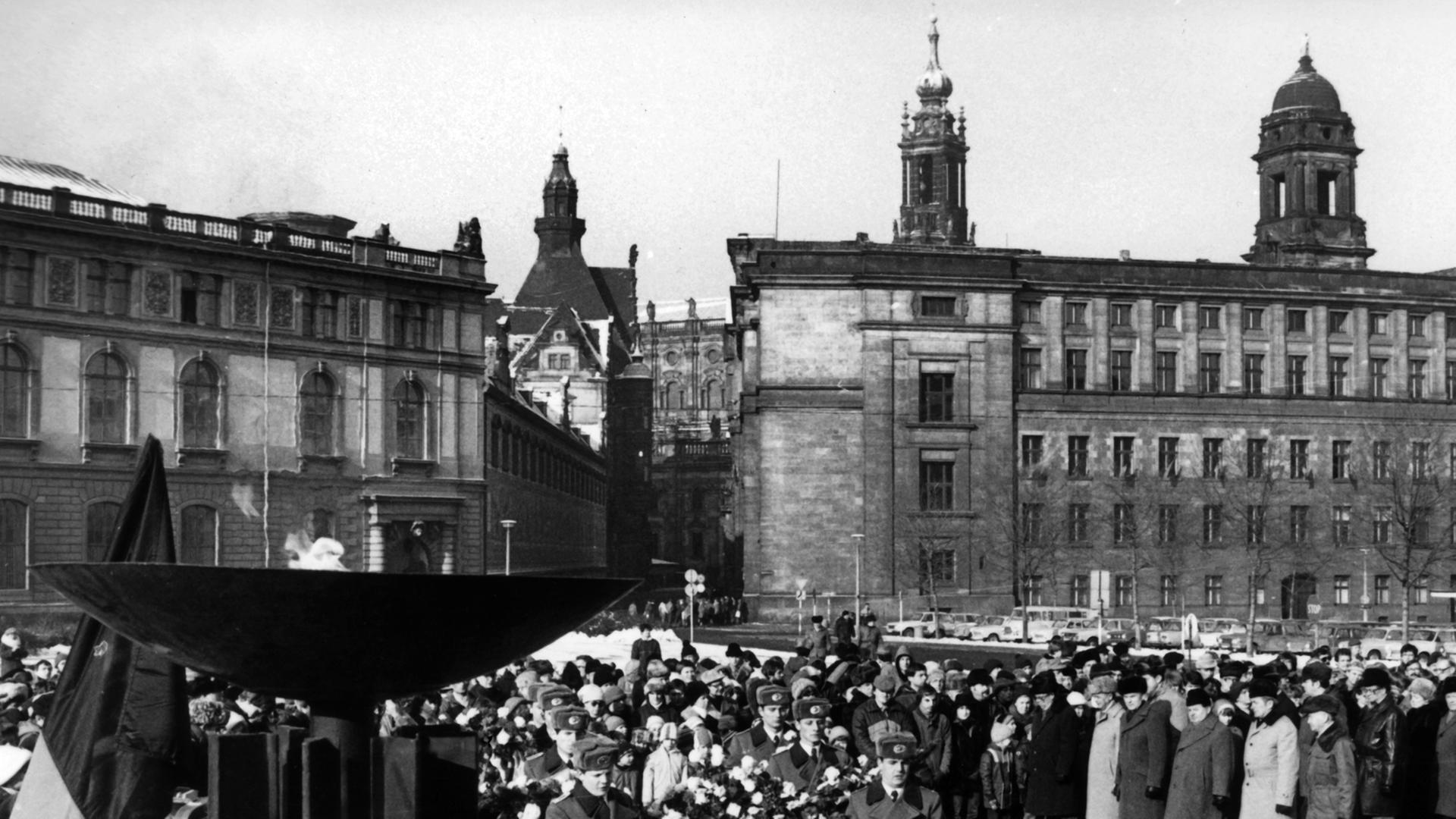 Offizielle Kranzniederlegung an der Gedenktafel vor der Ruine der Frauenkirche im Zentrum von Dresden. Mit Kundgebungen und Kranzniederlegungen gedenken die Dresdner am 13.02.1985 der Opfer der Bombennacht vom 13. auf den 14. Februar 1945. Damals kamen zwischen 20.000 und 25.000 Menschen ums Leben, die Stadt wurde fast völlig zerstört. Offizielle Kranzniederlegung an der Gedenktafel vor der Ruine der Frauenkirche im Zentrum von Dresden. Mit Kundgebungen und Kranzniederlegungen gedenken die Dresdner am 13.02.1985 der Opfer der Bombennacht vom 13. auf den 14. Februar 1945. Damals kamen zwischen 20.000 und 25.000 Menschen ums Leben, die Stadt wurde fast völlig zerstört.