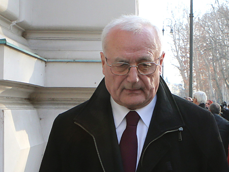 Der frühere Ex-Geheimdienstoffizier Josip Perkovic vor einem Gerichtsgebäude in Zagreb.