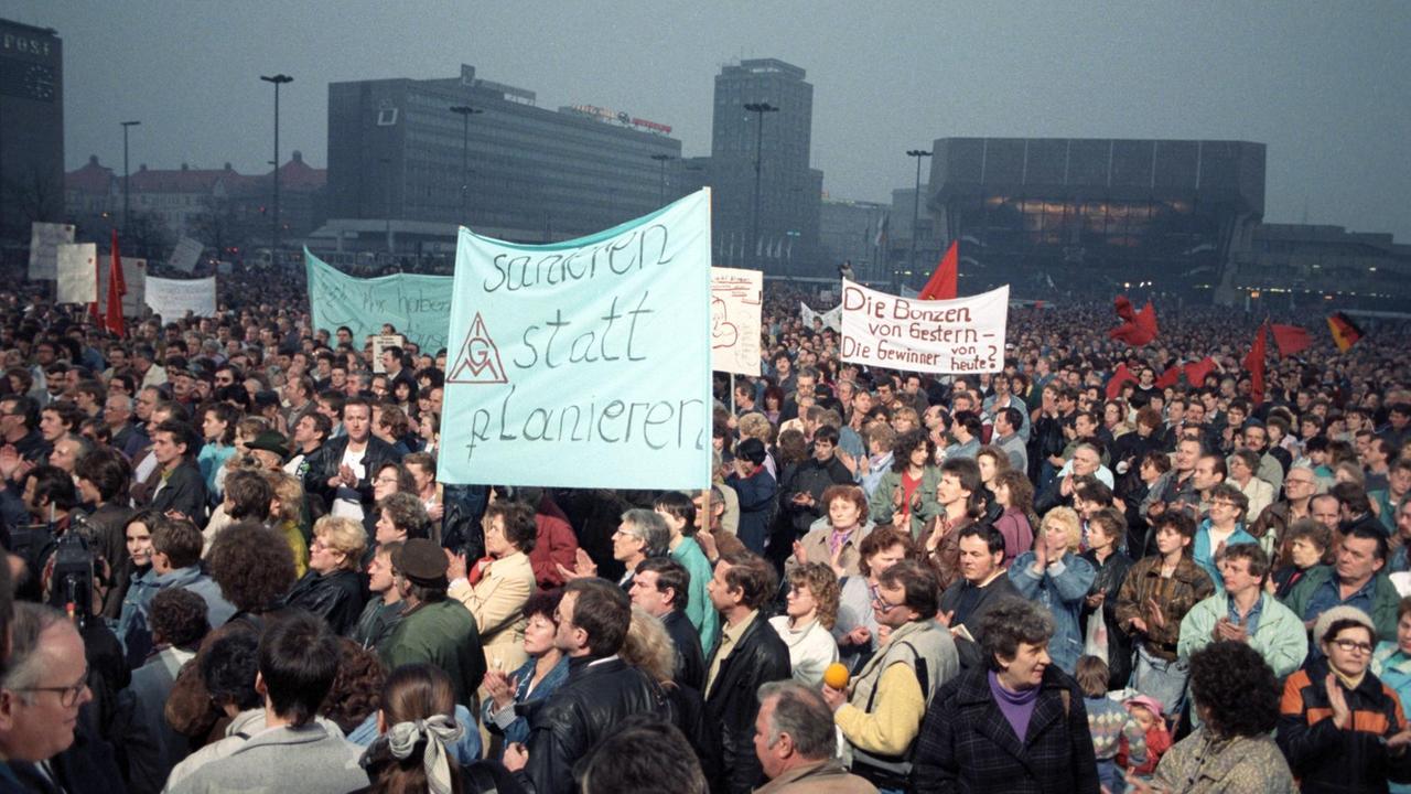 Viele Demonstranten auf der Straße unter dem Transparent "Sanieren statt Planieren". Viele Demonstranten auf der Straße unter dem Transparent "Sanieren statt Planieren".