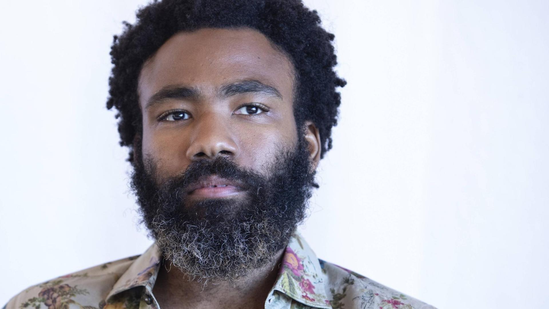 Donald Glover posiert für ein Pressebild. Donald Glover posiert für ein Pressebild.