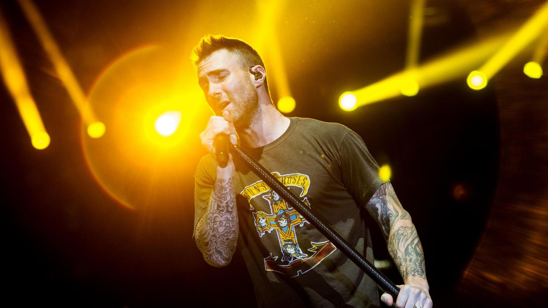Maroon 5 Frontmann Adam Levine bei einem Konzert in Moskau.