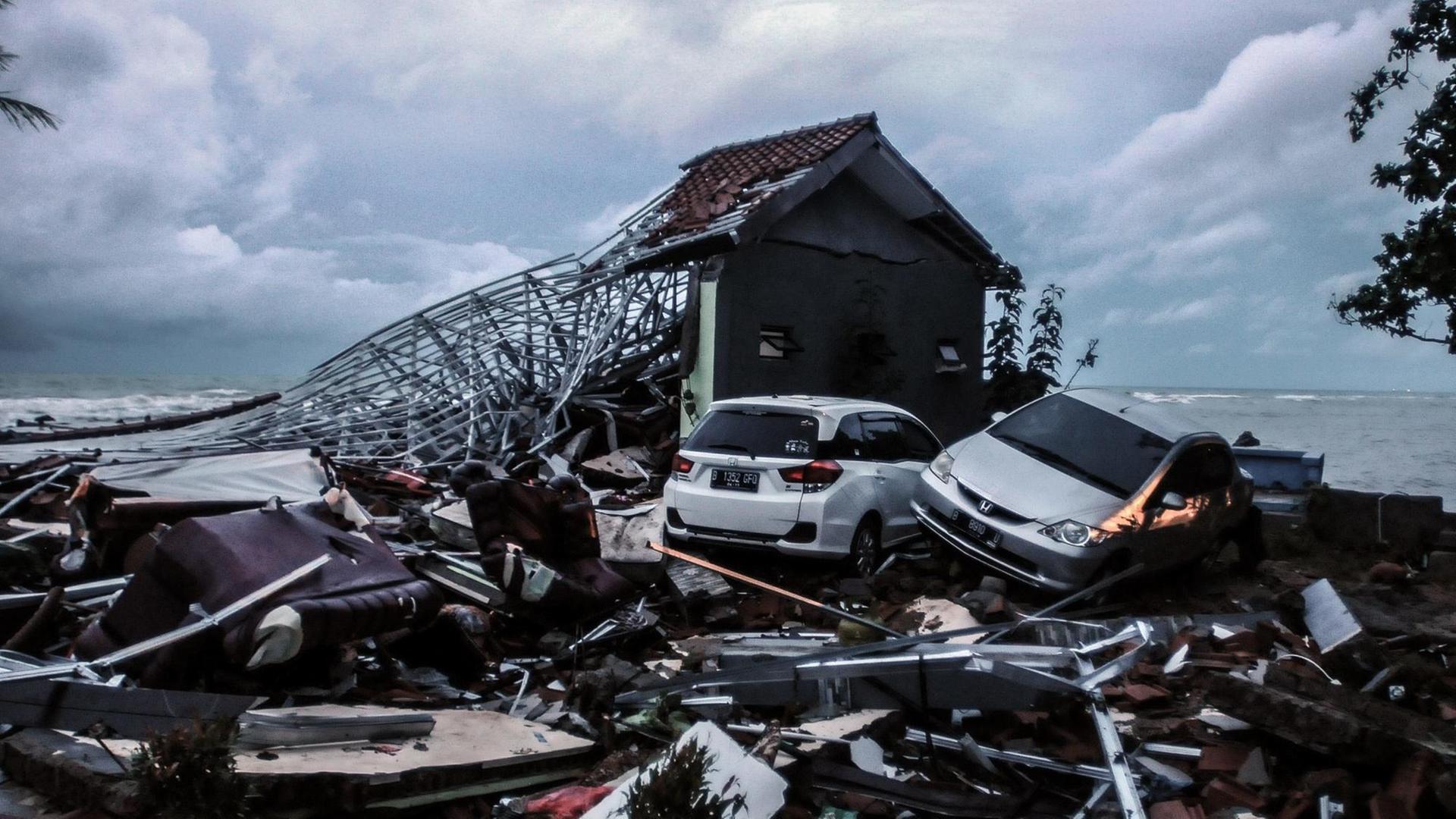 Blick auf die zerstörte Gebäude und Autos in der indonesischen Küstenregion Banten am 23. Dezember 2018