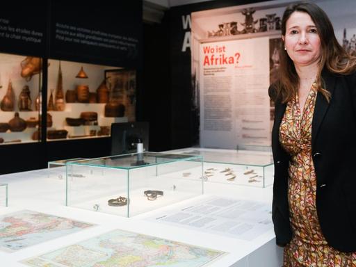 Inés de Castro, Direktorin des Linden-Museums in Stuttgart, steht in der Dauerausstellung "Wo ist Afrika".
