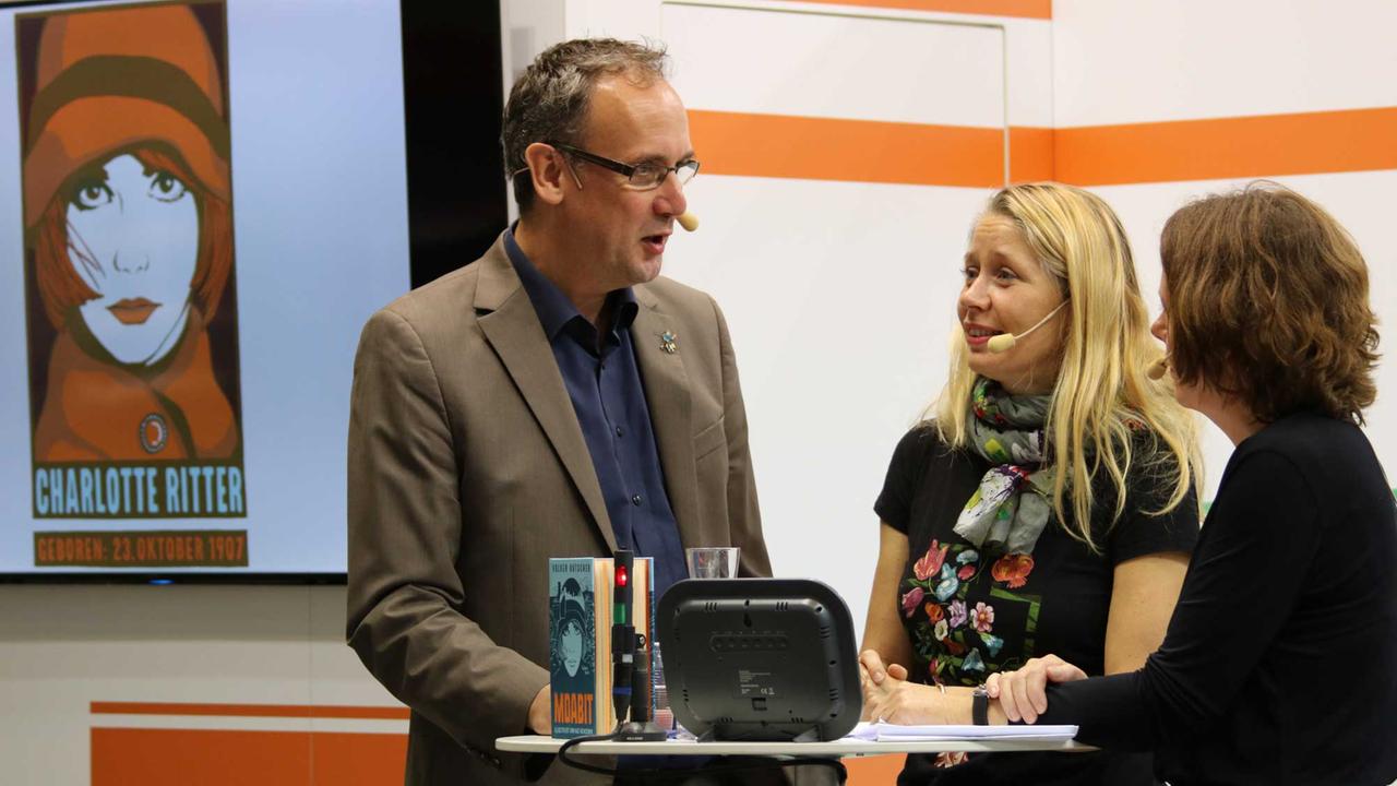 Frankfurter Buchmesse 2017: Volker Kutscher und die Illustratorin Kat Menschik im Gespräch über ihr gemeinsames Buch "Moabit". Es moderiert Andrea Gerk. Frankfurter Buchmesse 2017: Volker Kutscher und die Illustratorin Kat Menschik im Gespräch über ihr gemeinsames Buch "Moabit". Es moderiert Andrea Gerk.