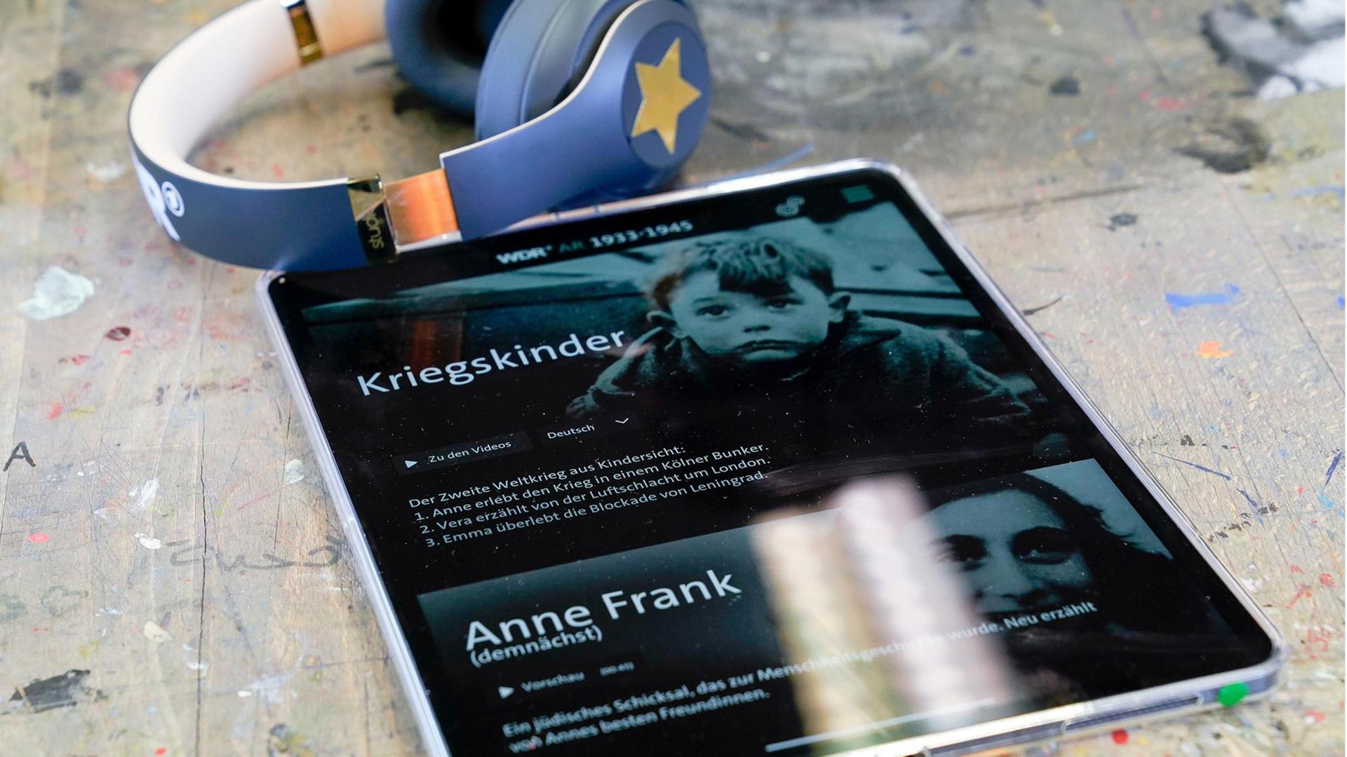 Der WDR erzählt die Geschichte des Nationalsozialismus und des Zweiten Weltkriegs mithilfe einer App. Die App WDR AR 1933-1945 bringt einige der letzten noch lebenden Zeitzeug*innen und die Ereignisse von damals direkt in den Klassenraum. App WDR AR 1933-1945 - Kriegskinder Der WDR erzählt die Geschichte des Nationalsozialismus und des Zweiten Weltkriegs mithilfe einer App. Die App WDR AR 1933-1945 bringt einige der letzten noch lebenden Zeitzeug*innen und die Ereignisse von damals direkt in den Klassenraum. App WDR AR 1933-1945 - Kriegskinder