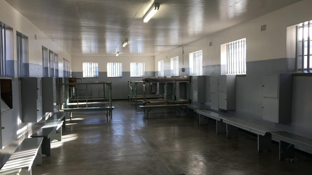 Blick in eine der Gemeinschaftszellen für 'normale' politische Häftlinge.