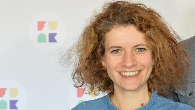 Die Programmgeschäftsführer von "funk", dem neuen multimedialen Format für das "Junge Angebot" von ARD und ZDF, Sophie Burkhardt (ZDF) und Florian Hager (ARD), blicken am 29.09.2016 in Berlin bei der Vorstellung von "funk" in die Kamera des Fotografen. Das Online-Programm "funk", mit dem 14- bis 29-Jährige ins Netz gelockt werden sollen, startet am 1. Oktober 2016. Die Programmgeschäftsführer von "funk", dem neuen multimedialen Format für das "Junge Angebot" von ARD und ZDF, Sophie Burkhardt (ZDF) und Florian Hager (ARD), blicken am 29.09.2016 in Berlin bei der Vorstellung von "funk" in die Kamera des Fotografen. Das Online-Programm "funk", mit dem 14- bis 29-Jährige ins Netz gelockt werden sollen, startet am 1. Oktober 2016.