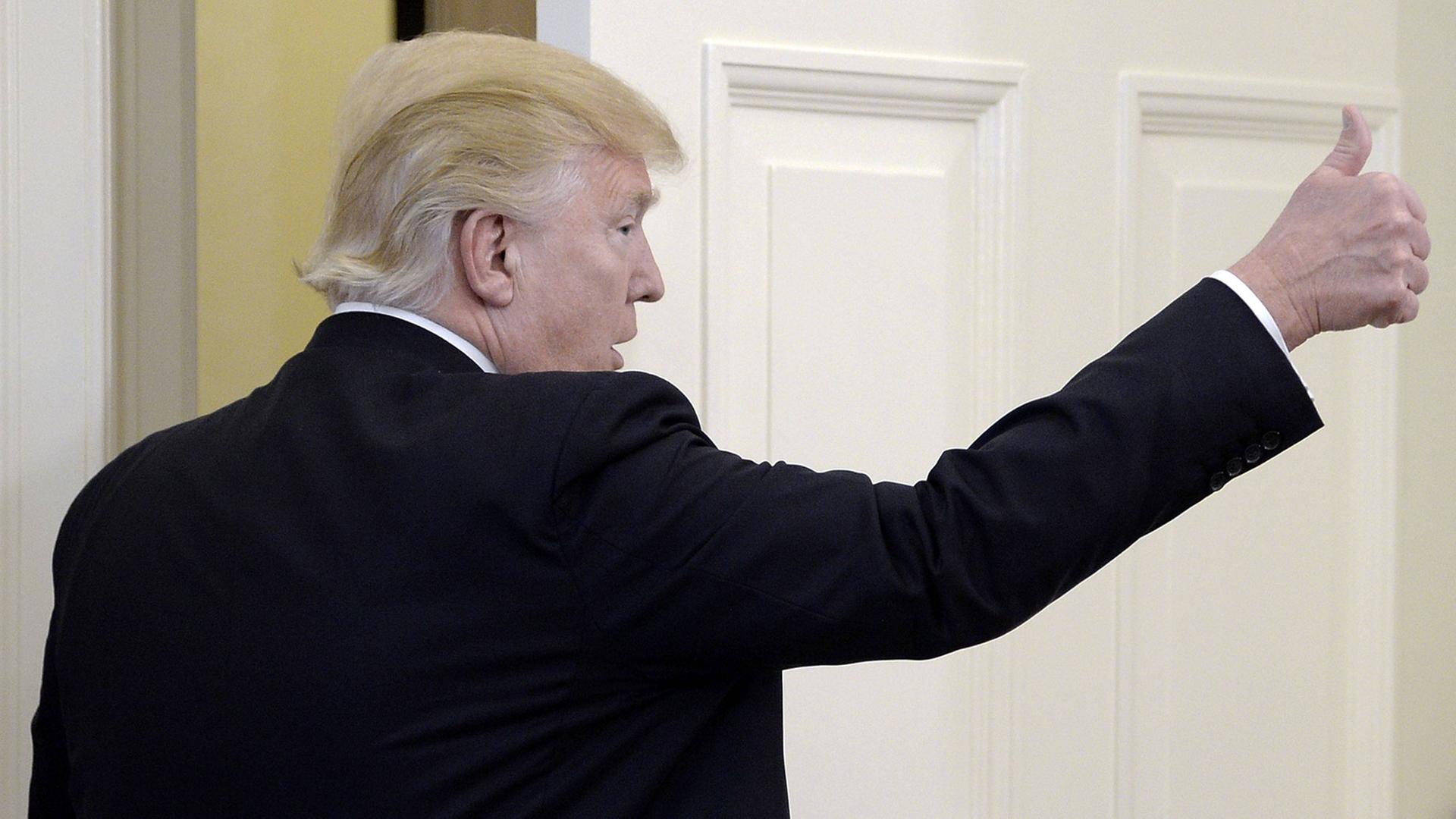 US-Präsident Donald Trump reckt den Daumen in die Kameras. US-Präsident Donald Trump reckt den Daumen in die Kameras.