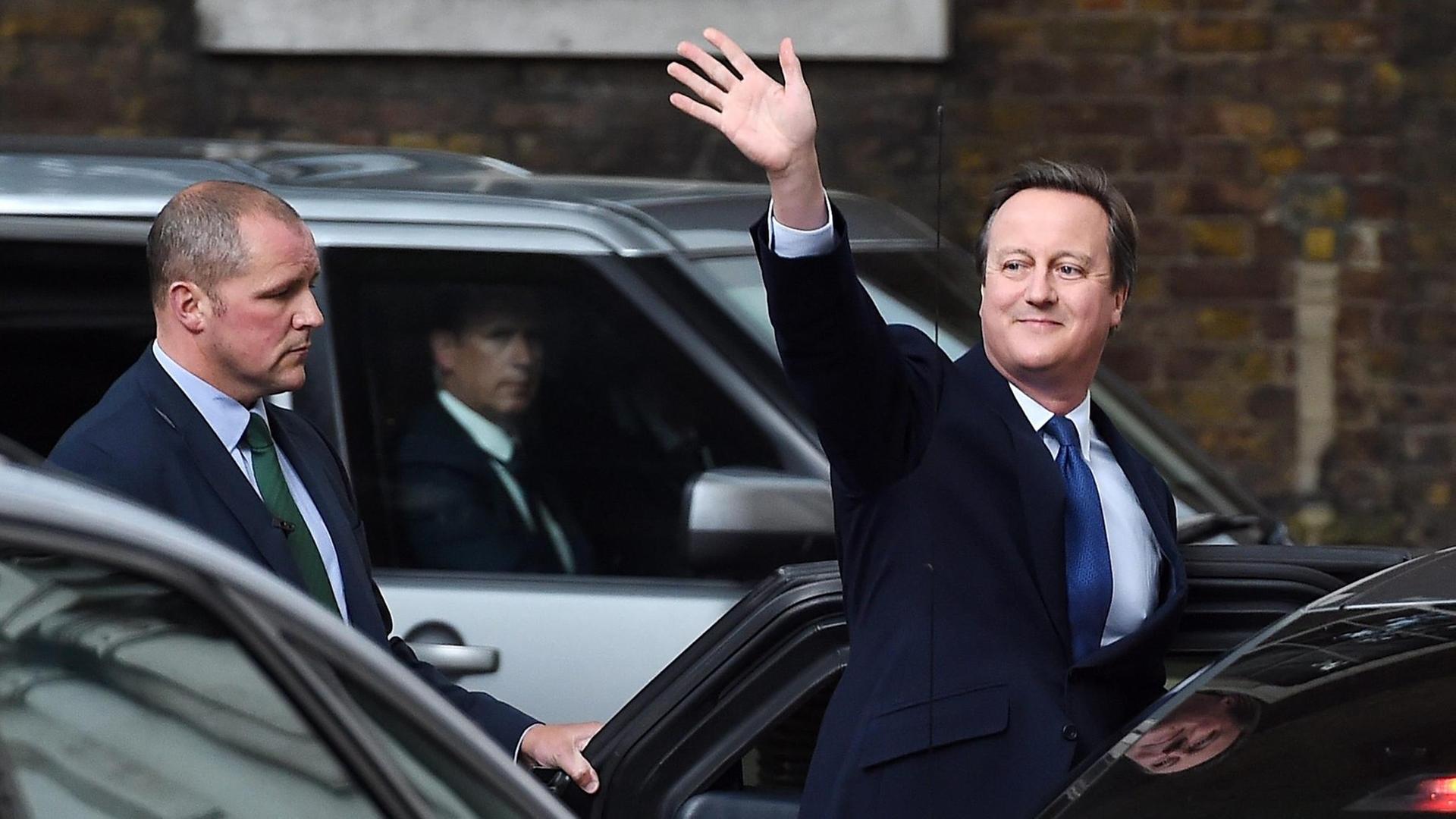 David Cameron winkt bei seinem Auszug aus der Downing Street Nr. 10 in London. David Cameron winkt bei seinem Auszug aus der Downing Street Nr. 10 in London.