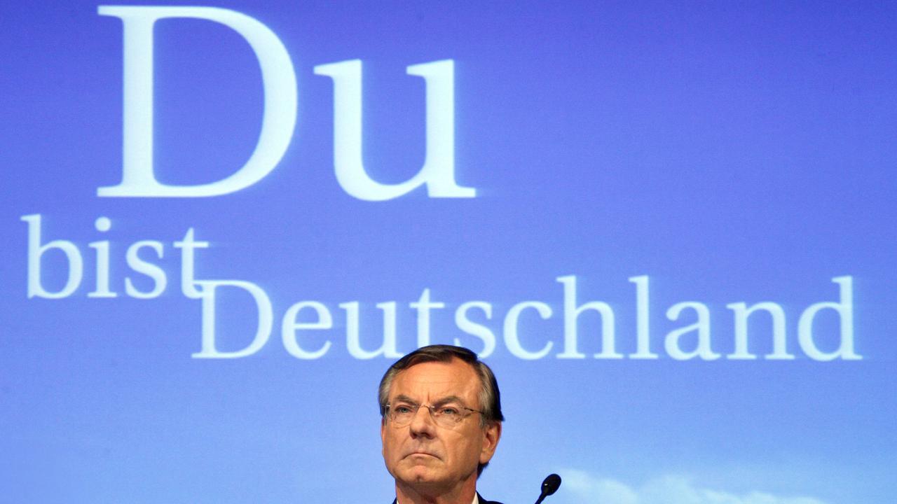 Der Vorstandsvorsitzende der Bertelsmann AG, Gunter Thielen sitzt am 21.02.2006 während einer Pressekonferenz in Berlin vor dem Schriftzug der Kampagne "Du bist Deutschland". 