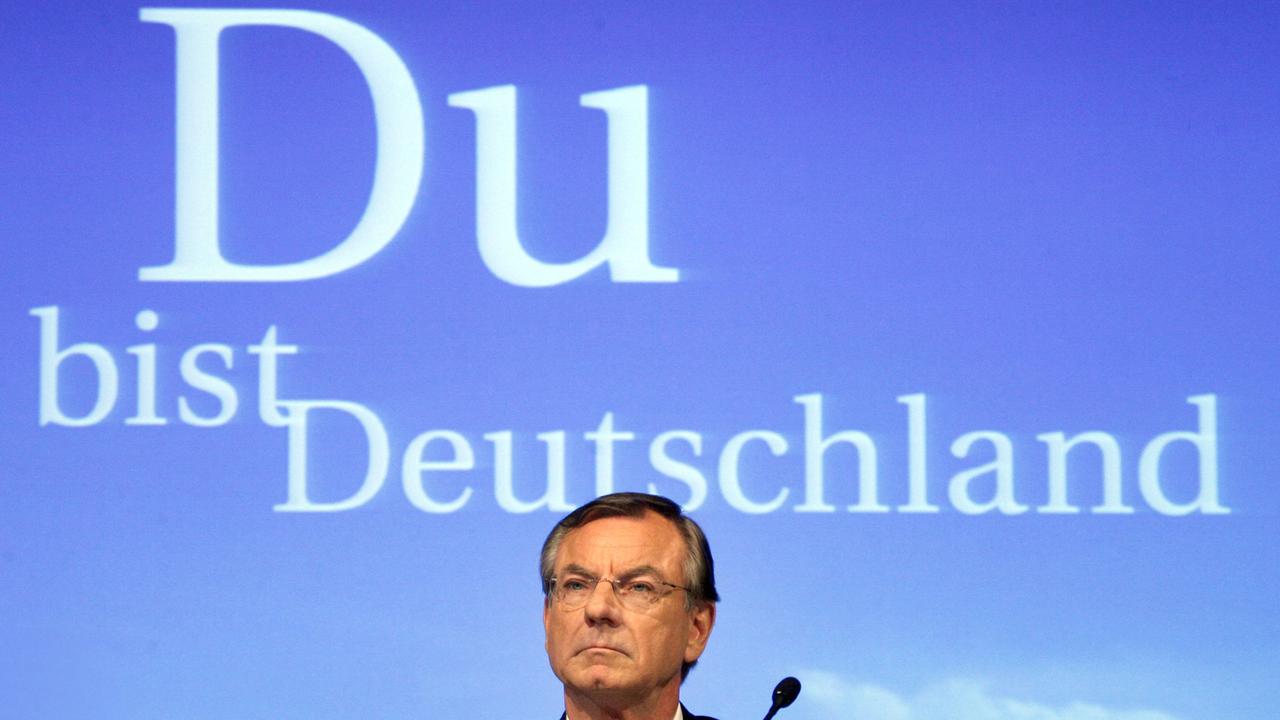 Der Vorstandsvorsitzende der Bertelsmann AG, Gunter Thielen sitzt am 21.02.2006 während einer Pressekonferenz in Berlin vor dem Schriftzug der Kampagne "Du bist Deutschland". Der Vorstandsvorsitzende der Bertelsmann AG, Gunter Thielen sitzt am 21.02.2006 während einer Pressekonferenz in Berlin vor dem Schriftzug der Kampagne "Du bist Deutschland".